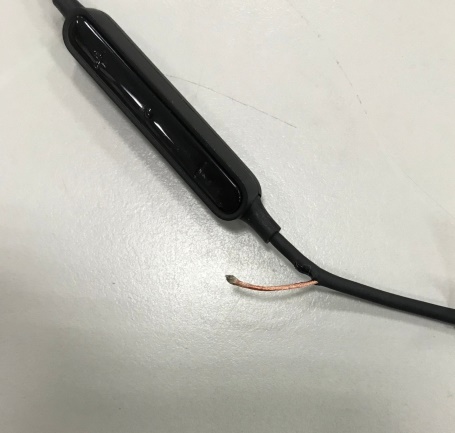 The outer covering and core breakage of the headphone cable control area after being pulled